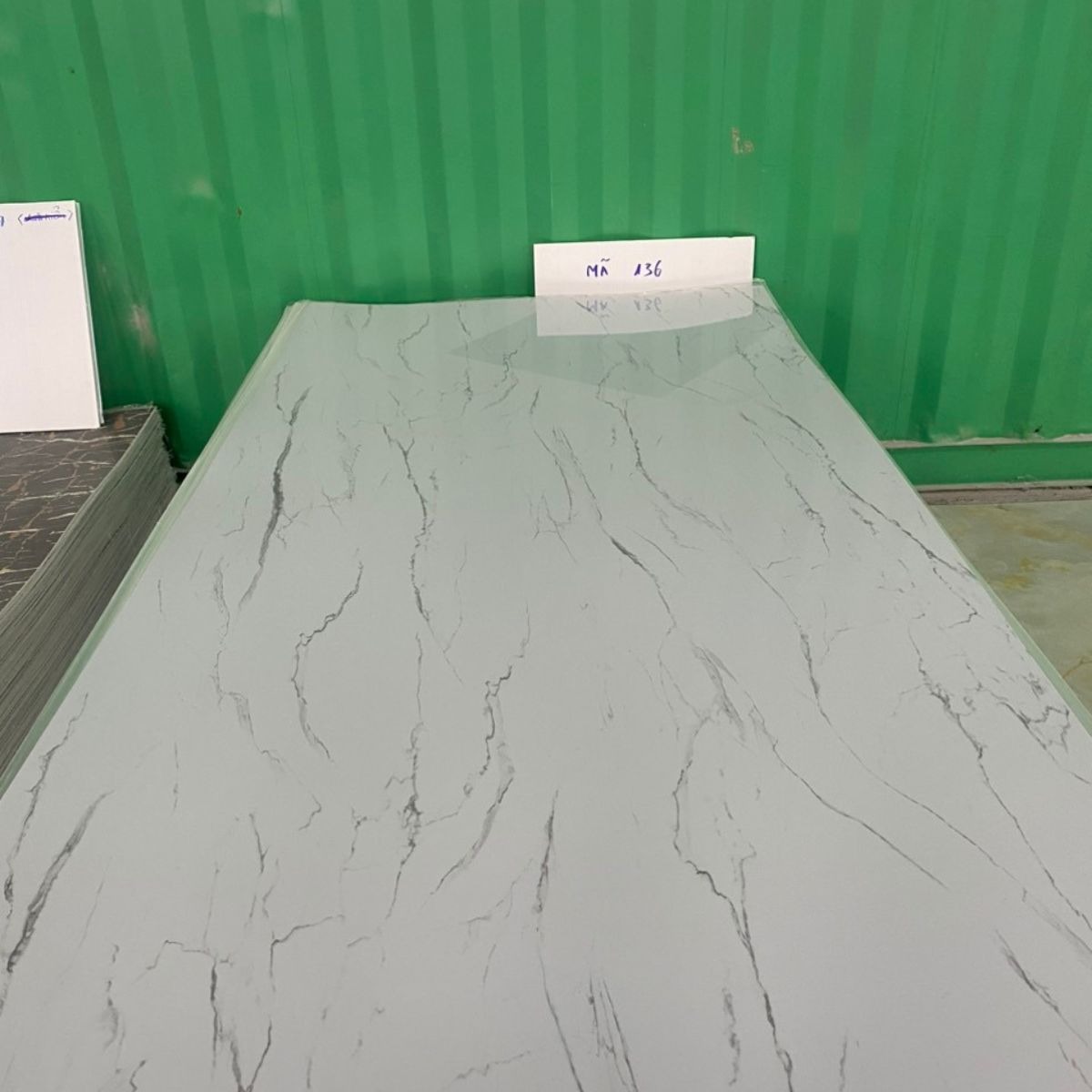 Tại sao tấm nhựa giả đá lại được yêu thích tại TPHCM