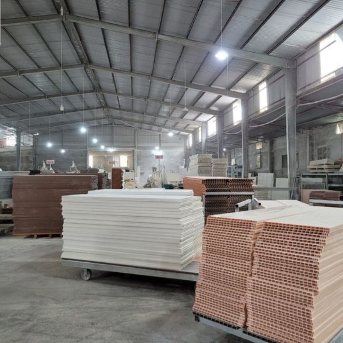 Nên dùng sơn hay dùng tấm nhựa giả đá