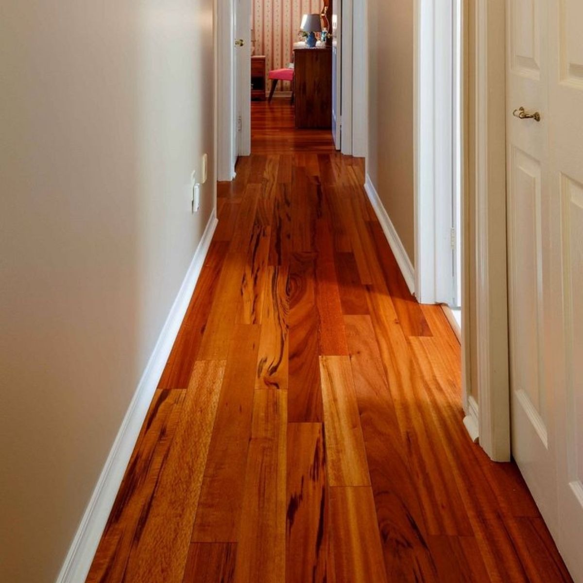 Vì Sao Nên Mua Sàn Nhựa Tại Tổng Kho TP.HCM