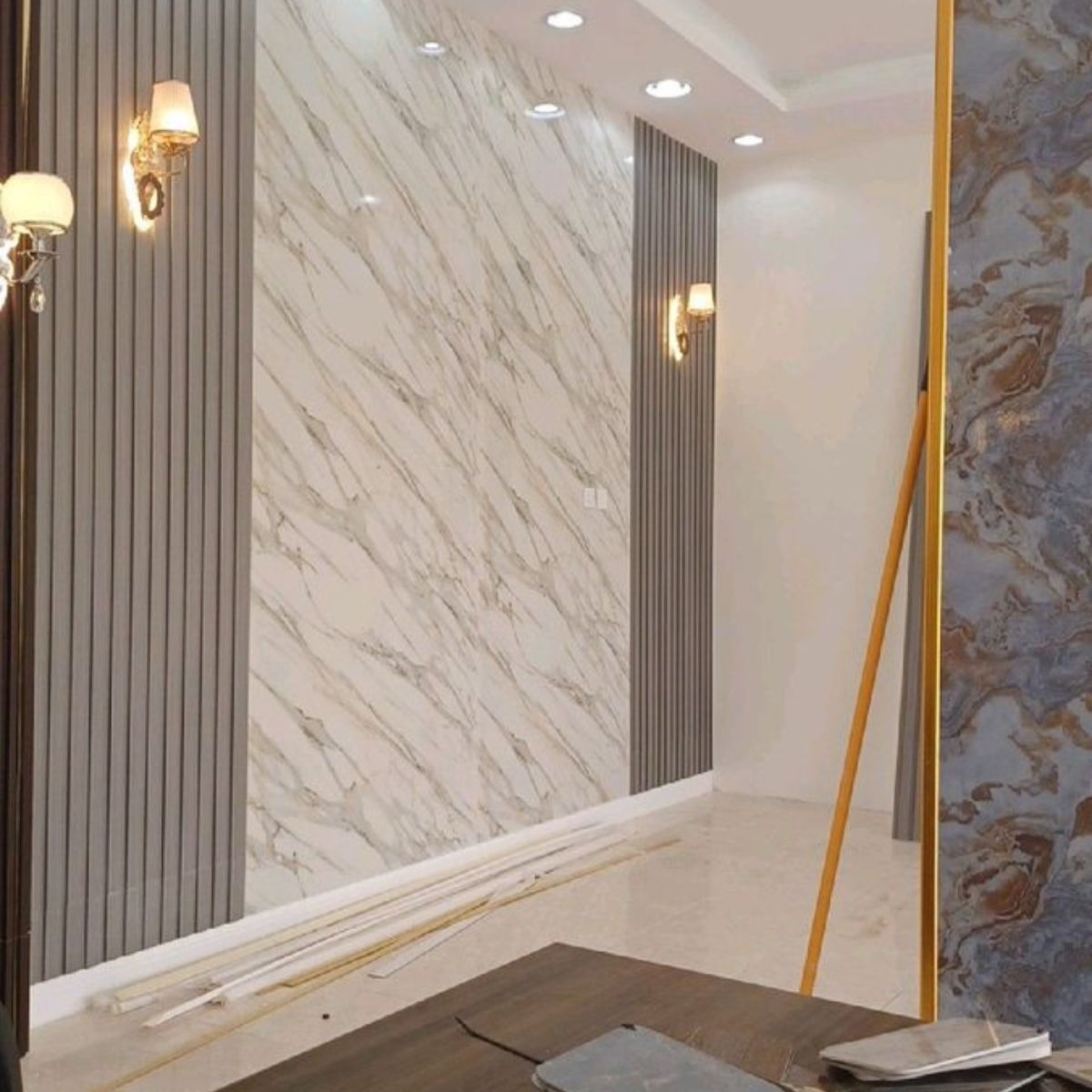 So sánh Tấm PVC giả đá & Gạch men – Lựa chọn nào tối ưu cho bếp