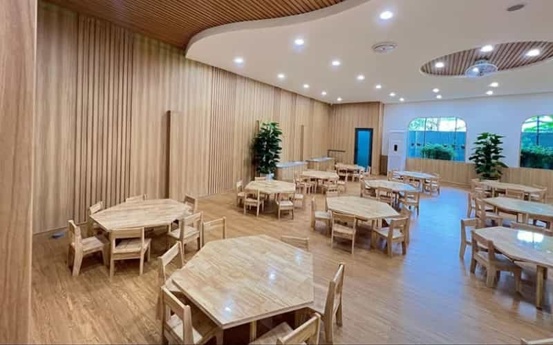 tấm nhựa làm vách trong nhà hàng