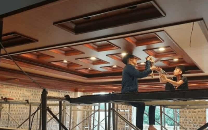 Tiến hành ốp trần bằng tấm nhựa nano cao cấp