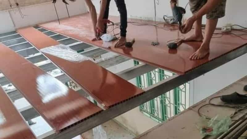 Lắp đặt tấm nhựa nano vào đúng vị trí đã đánh dấu