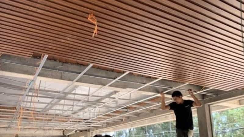 lắp đặt tấm trần nhựa vào khung