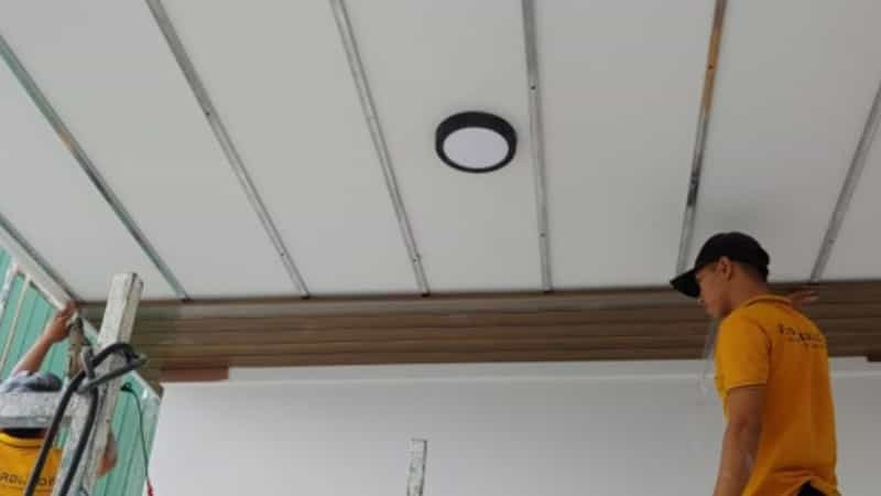 Cố định thanh viền tường và phân ô trần nhà