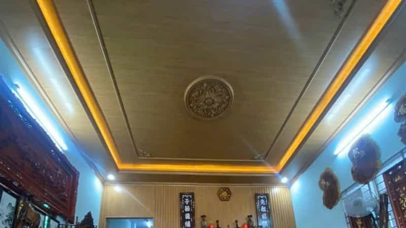 tấm trần nhựa giật cấp