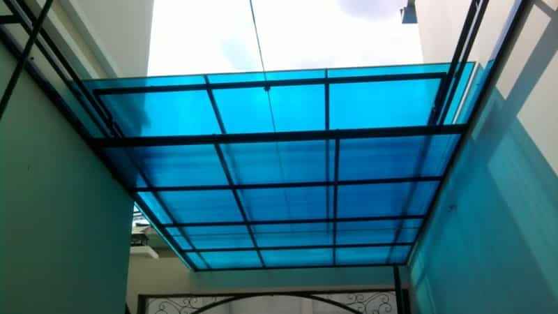 giá tấm nhựa lợp mái đặc ruột