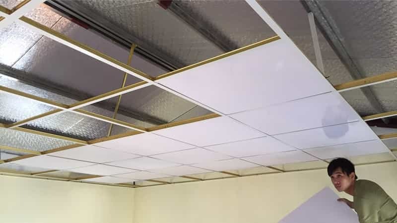 Lắp tấm nhựa lên khung treo