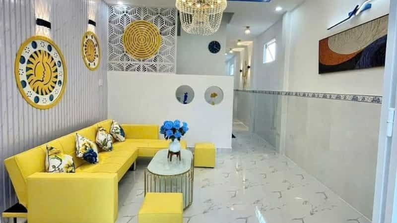 phòng khách ốp tấm nhựa giả đá