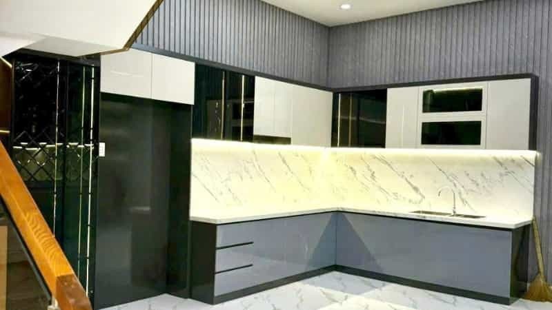 tấm nhựa ốp tường cho nhà bếp với tông màu trung tính