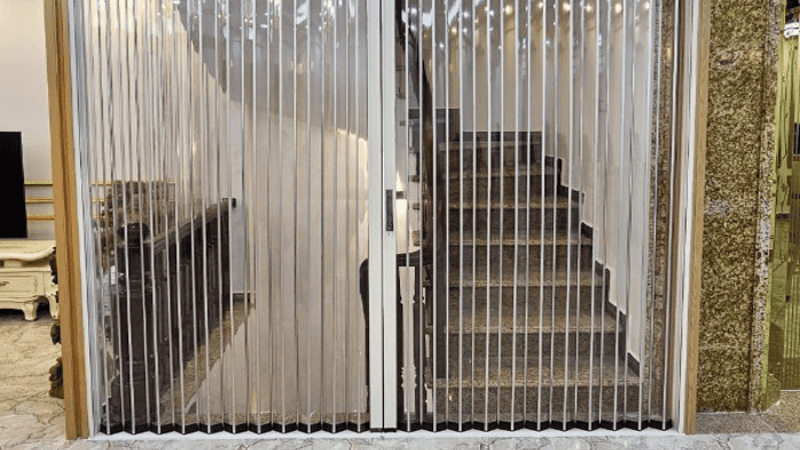 Tấm nhựa chắn cửa chân cầu thang