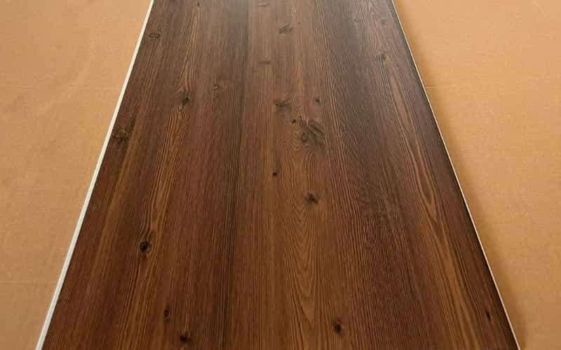 mẫu trần nhựa phòng khách giả gỗ