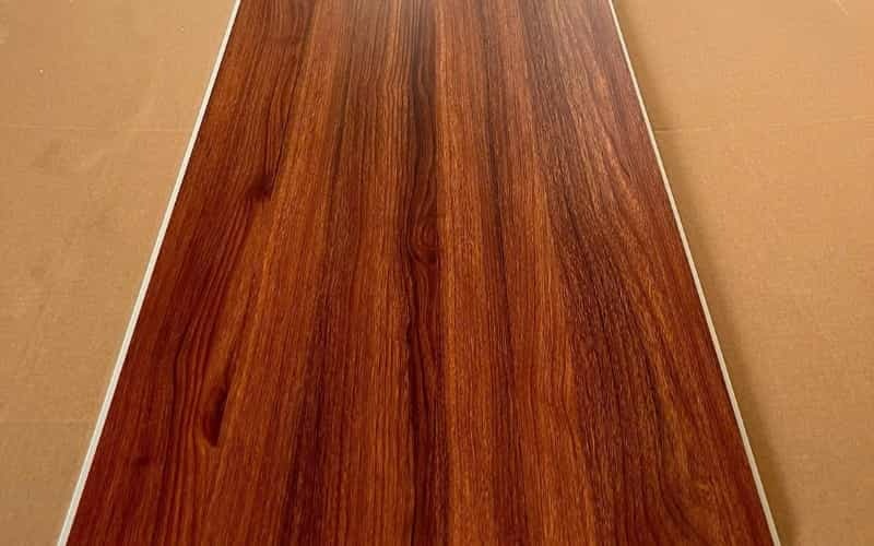 mẫu trần nhựa phòng khách giả gỗ