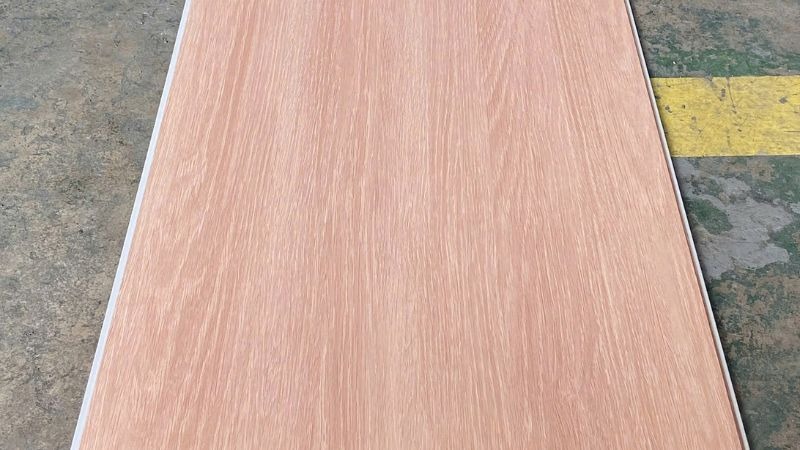 tấm ốp nano PVC vân gỗ mang vẻ đẹp vân gỗ tinh tế