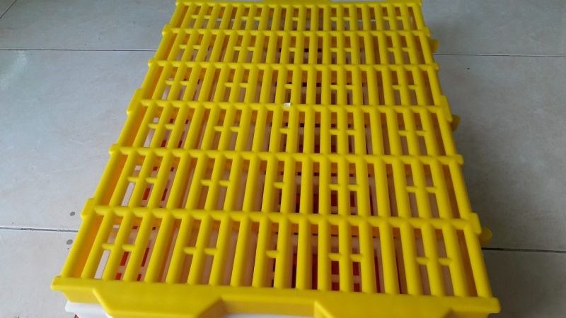 Tấm nhựa lót sàn chuồng gà là vật liệu được chế tạo từ nhựa tổng hợp chất lượng cao