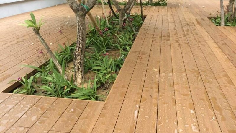 Trong không gian sân vườn, tấm sàn nhựa ngoài trời thường được dùng để lát lối đi