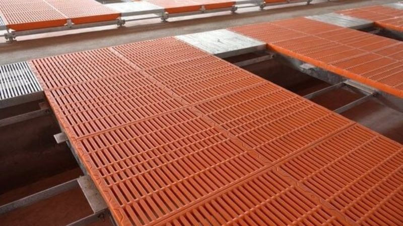 Có nhiều loại tấm nhựa lót sàn chuồng gà với những đặc điểm riêng biệt