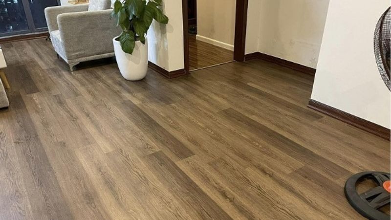 sàn nhựa giả gỗ Hàn Quốc nổi bật nhờ sự cân bằng hài hòa giữa độ bền, tính thẩm mỹ và sự tiện lợi